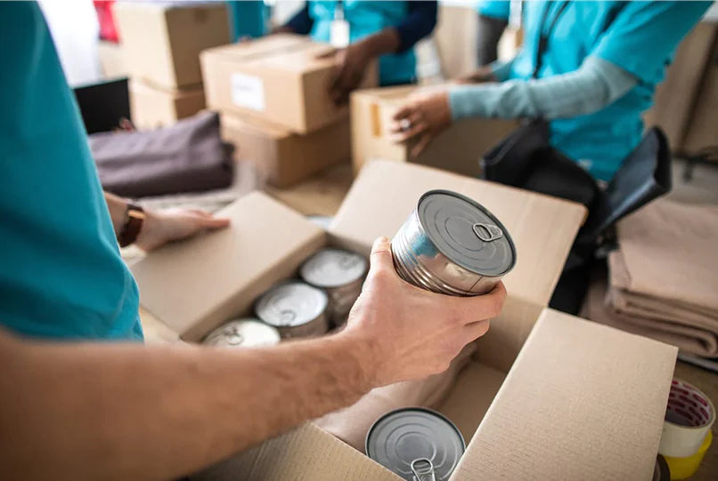 Produkte werden in Kartons einsortiert