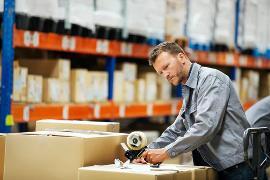 Mitarbeiter verpackt Ware in einem Lager